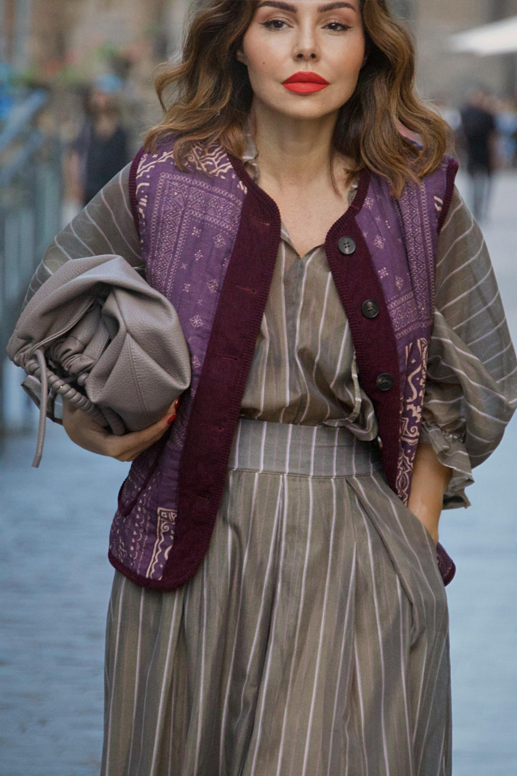 CHALECO, MODA, BIMATERIA, GRAN CANARIA, RAYAS, ALGODÓN, BLUSA, FALDA, ISLAS, MODA, AW25