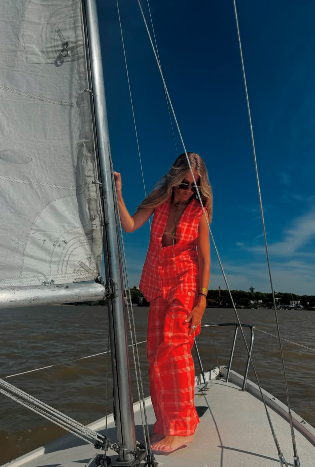 CHALECO, MODA, CHAQUETA, GRAN CANARIA, RAYAS, ALGODÓN, BLUSA, FALDA, ISLAS, MODA, AW25, ANTE, BURDEOS, TORERA, CHAQUETA CORTA, BERMUDA VAQUERA, OTOÑO 